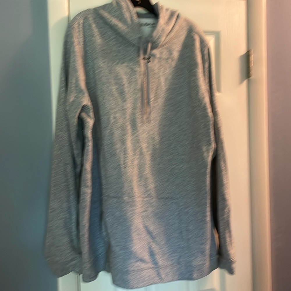 Men’s Under Armour hooded sweatshirt.  Size 3XL great condition.
